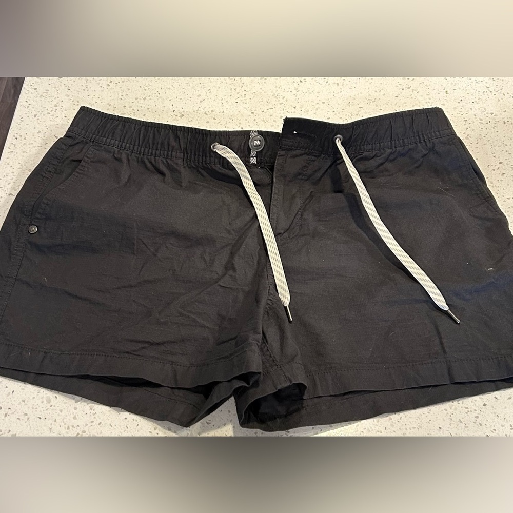 Vuori shorts NWOT